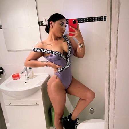 Mina Blowjob Queen, Celle