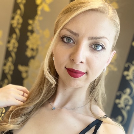 ANNA YOUNG & REAL, Essen