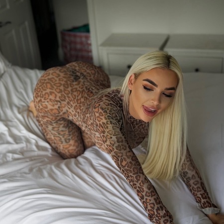 <img src="https://static.ladies-cdn.de/ladies/images/static-cdn/ladies-stars/img/ladies-stars-logo-icon.svg" class="starsContentIcon" />Alev, München