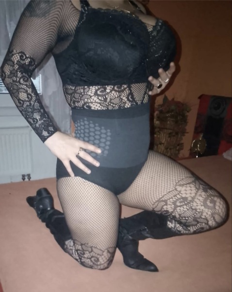 Foto von "Kiki mit asiatischen Wurzen und viel Oberweite"