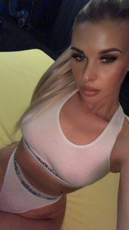 ANASTASIA NUR BESUCHBAR, München