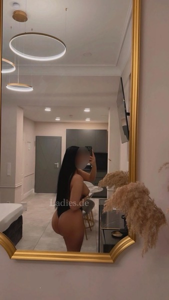 Foto von Leyla Queen of Squ*rting & Dominant!