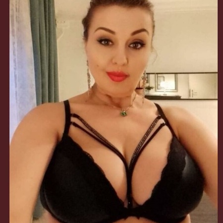 Neu ab 21.07 Nina mit heißen Kurven im Massagestudio