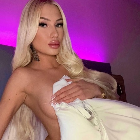 Mila Sky, Onlineservice
