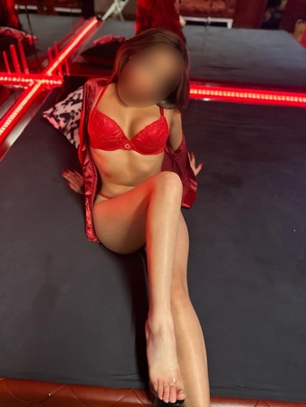 Deutsche Alina Teenie (18+) - D**pthr*at Expertin, Frankfurt