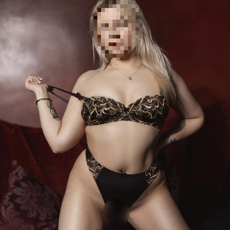 Emily im Club Purple, Trier