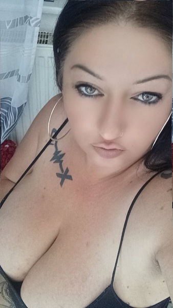 Foto von Sela mollig mit xxxl Naturbrüste und 24/7 Party