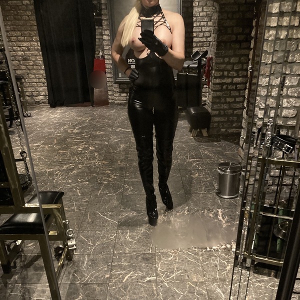 Julia little devil – Koln photo 3