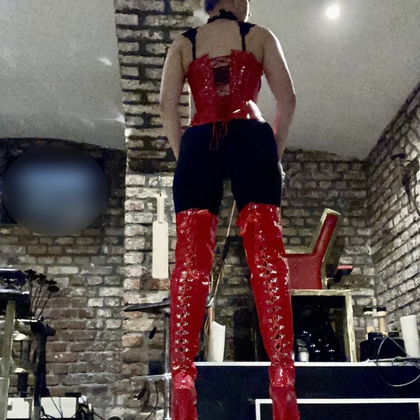 Julia little devil – Koln photo 5