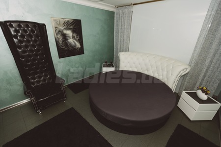 Club Purple, Trier
