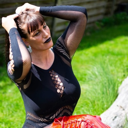 Misstress Yvonne, Stelle