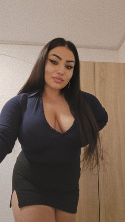 Hot Sarah mit XXXL Tit*en, Köln