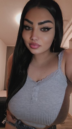 Hot Sarah mit XXXL Tit*en, Köln