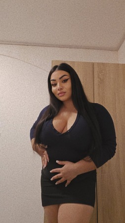 Hot Sarah mit XXXL Tit*en, Köln