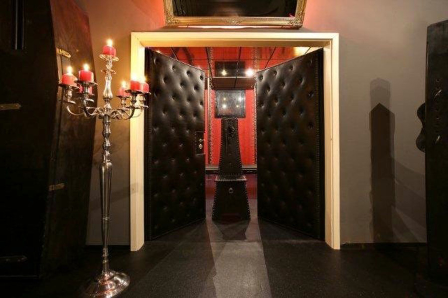 Foto von Castell Roissy - Bizarrstudio