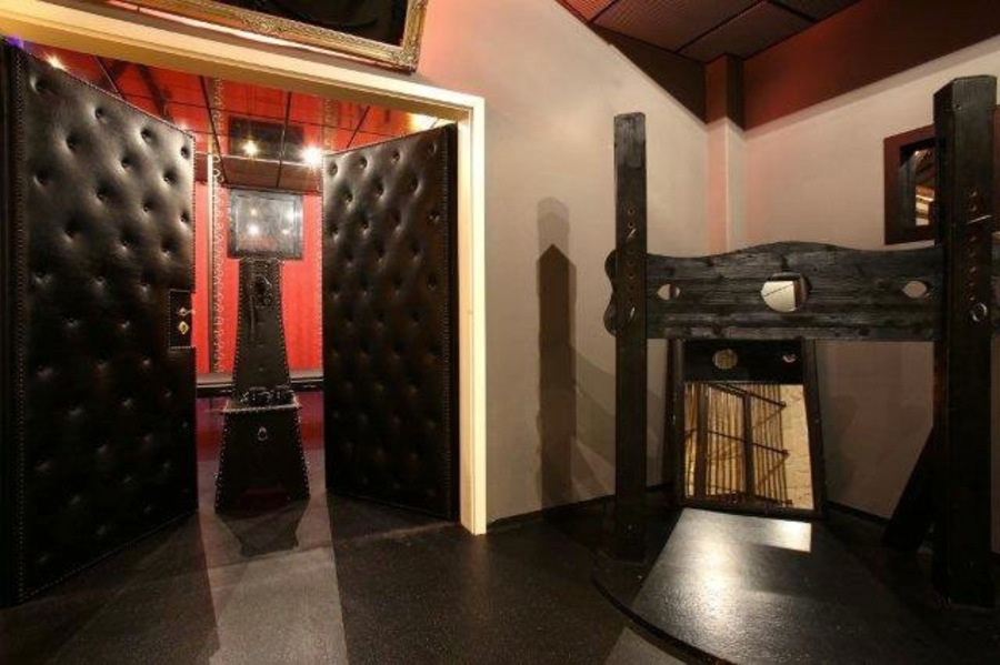 Foto von Castell Roissy - Bizarrstudio