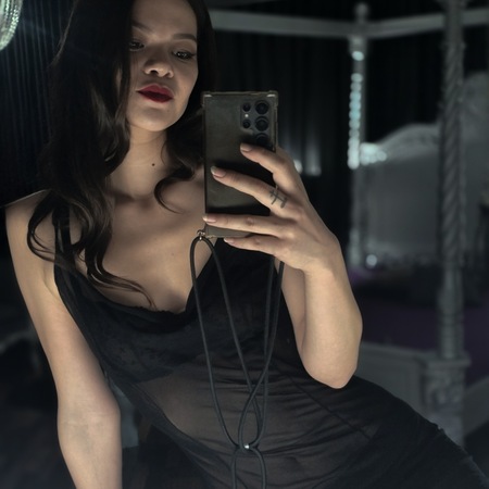 Mistress Cohbra, Trier
