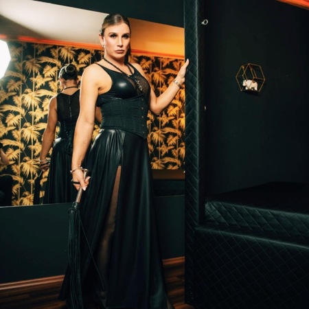 Lady Mariella Heylon - Die Domina mit unglaublichem Wissen!