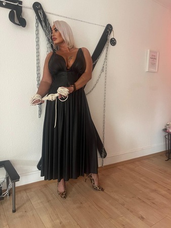 Valentina Dominant, Trier