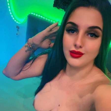 Bella PartyGirl (18+), Trier