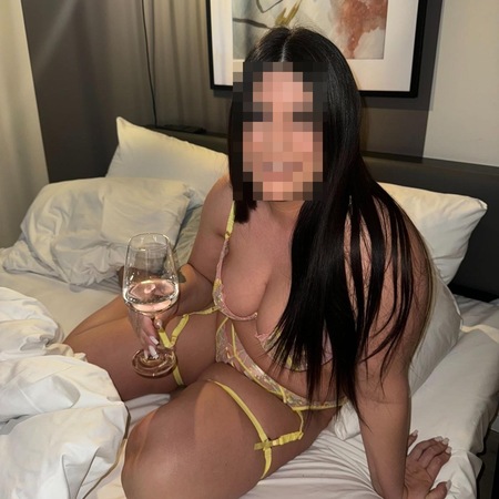 <img src="https://static.ladies-cdn.de/ladies/images/static-cdn/ladies-stars/img/ladies-stars-logo-icon.svg" class="starsContentIcon" />Mary, Hamburg