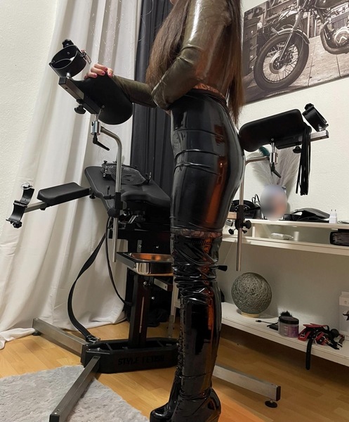 Foto von Deutsche Sera in Lack und Latex