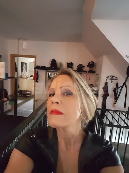 Foto von Domina und Klinikerin Leah Sue
