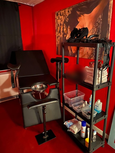 Foto von Bizarr Lady -Janine G*n Stuhl vorhanden