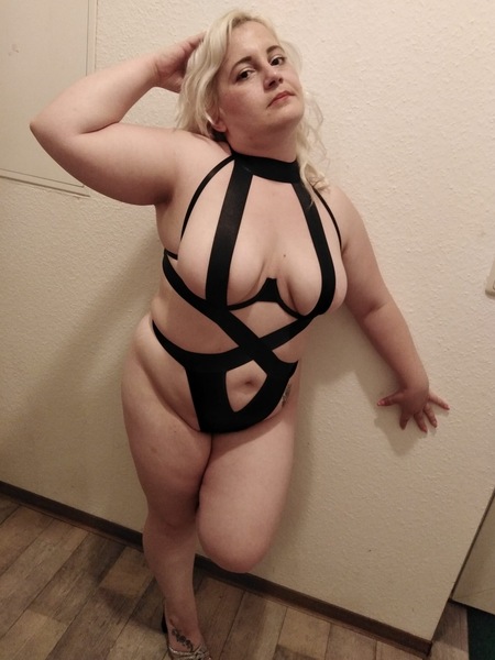 Foto von Anita* nur per whatsapp erreichbar