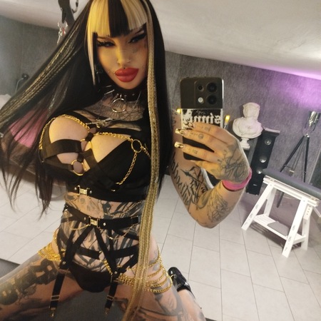 FETISCH-GÖTTIN XENA - Partygäste willkommen, Essen