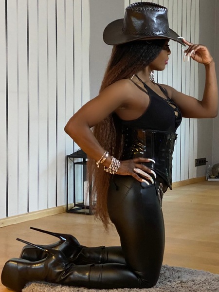 Foto von Domina Erotica Black Beauty
