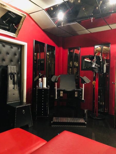 Foto von Castell Roissy - Bizarrstudio