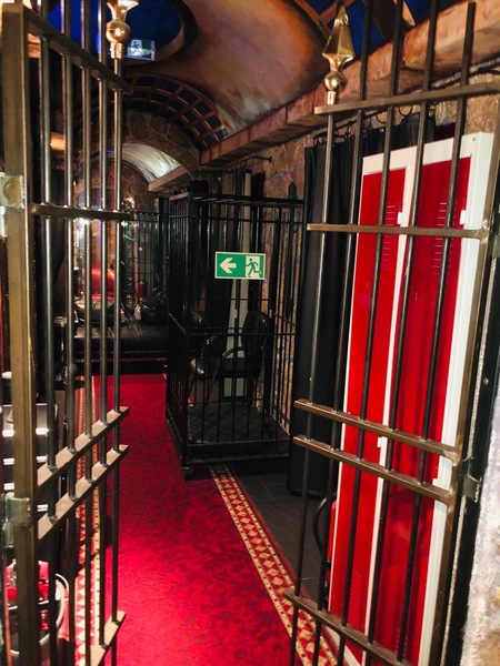 Foto von Castell Roissy - Bizarrstudio