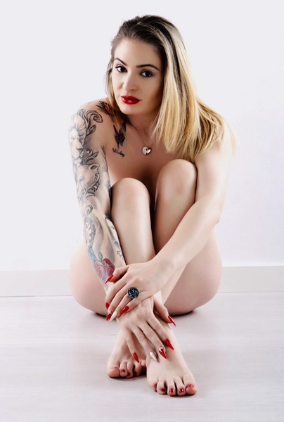Foto von Alyona Squ*rting intime behaart