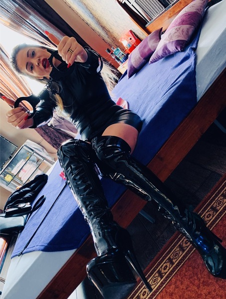 Foto von Alyona Squ*rting intime behaart