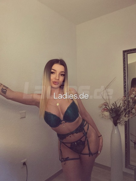Foto von EMY SKINNY NEUE NUMMER