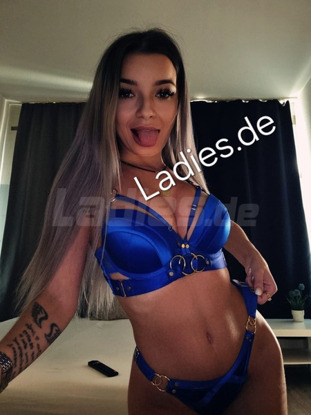Foto von EMY SKINNY NEUE NUMMER