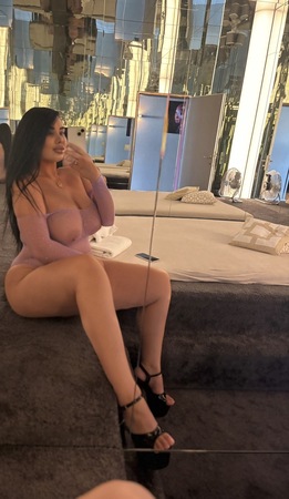 SELENA NEU NEU NEU, Essen