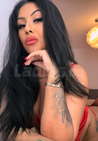 Tattoo MILF Emilia, Siegen