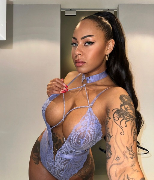 Foto von BONI - 100% curvy deutsch/latina NUR BIS SONNTAG !!