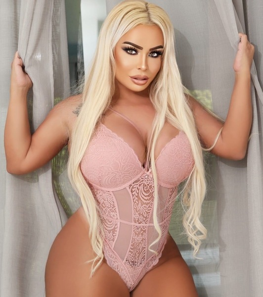 Foto von VOLLBUSIGE PORNOQUEEN TS DANYELLA!