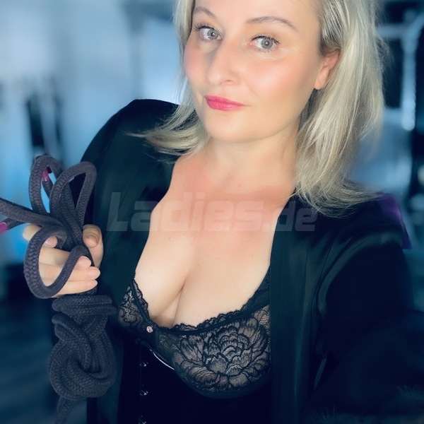 Lady Rose Noir