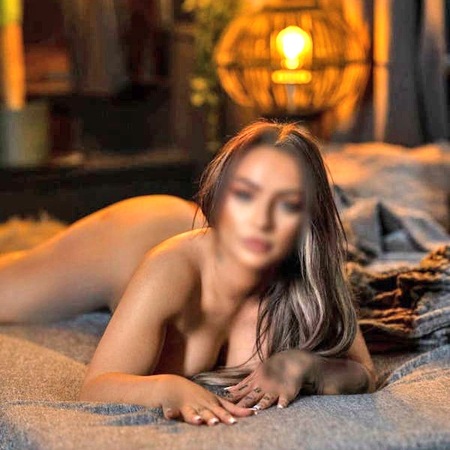 Ella aus Deutschland Rassige Brünette im Massagestudio, Münster