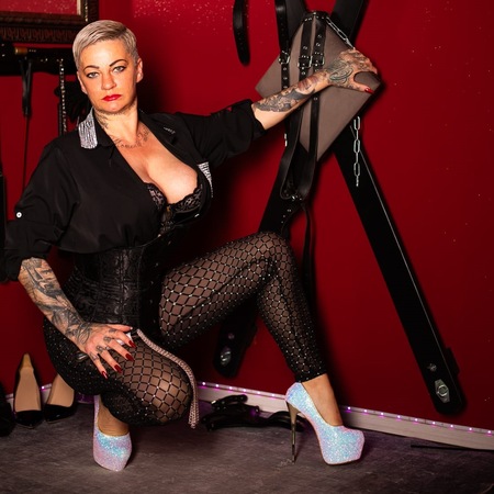 Domina Herrin Lady Luck (sucht TPE Skl.), Stelle