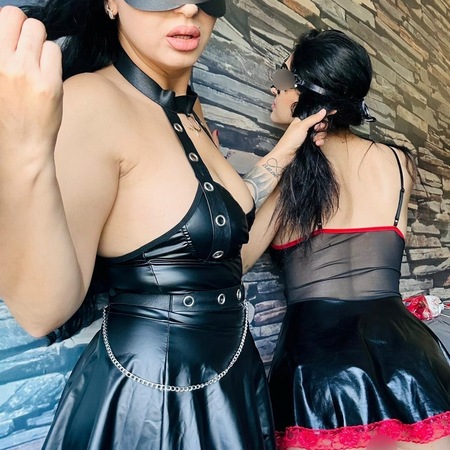 Zwei sexy Domina´s