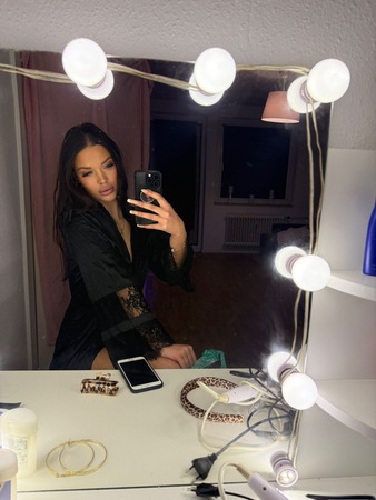 Deutsche Kira Achtung NEUE NUMMER, Hamburg