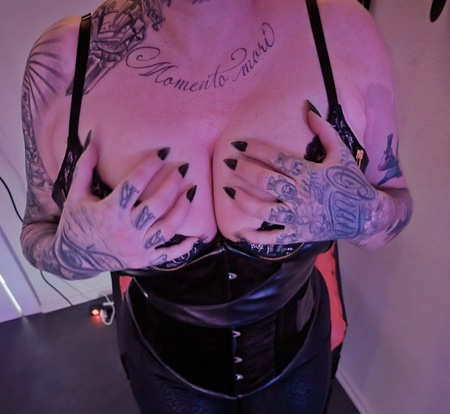 Domina Herrin Lady Luck (sucht TPE Skl.), Stelle