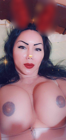 Trans Ruby Dominante Latina aus Brasilien, Weißenfels
