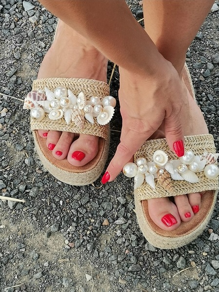 Foto von Sinnliche junge 18+Masseurin, massiert dich am Holzofen