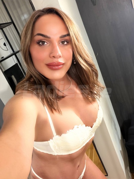 Foto von TS Angelina Bl*WJ*B Expertin mit Naturbusen, kein Silikon